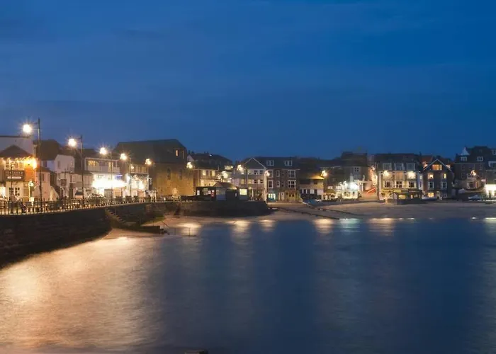 St Ives Apartment Private Parking With Garden 10 Minute Walk Into Town And Beach
